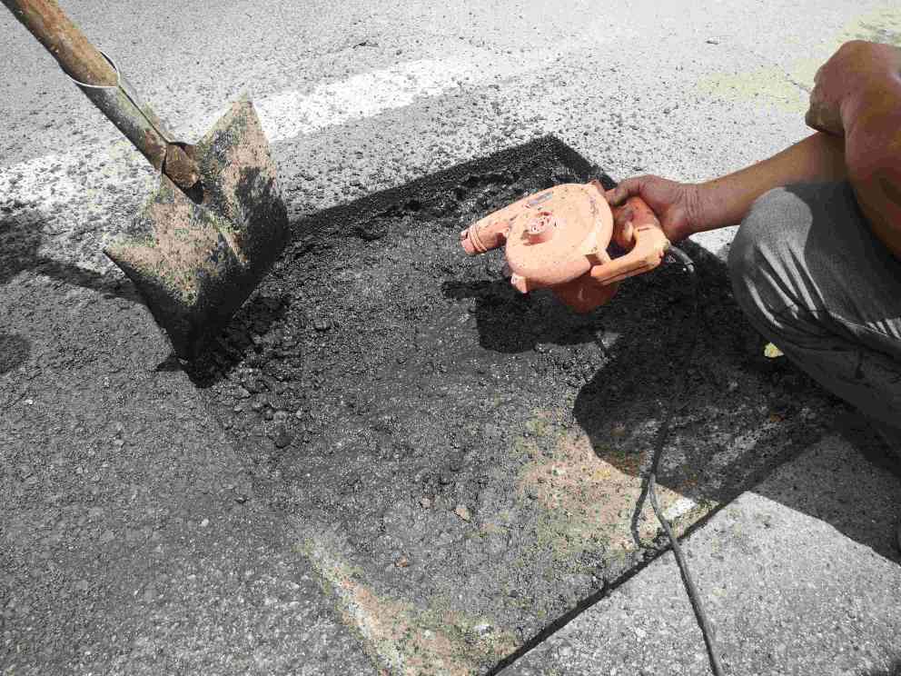 冷補料添加劑是確保道路修復質量的關鍵 冷補料添加劑是確保道路修復質量的關鍵